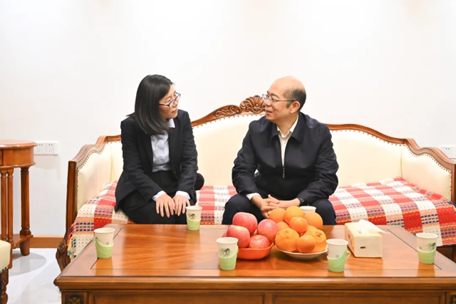 國務(wù)院國資委黨委委員、副主任譚作鈞看望慰問中國化學(xué)“時代楷模”邱軍同志家屬